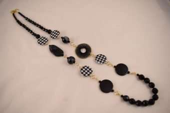Alternative view of Collana Antonella nera e bianca