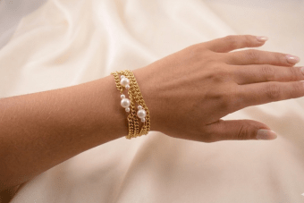 Alternative view of Bracciale Donatella dorato e bianco