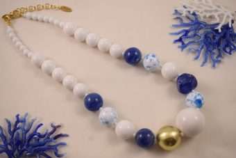 Alternative view of Collana Fiammetta bianca-blu-bianca screziata di celeste