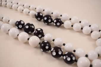Alternative view of Collana Angela bianca-nera pois corta