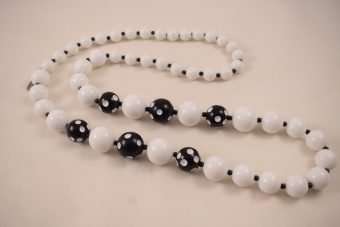 Alternative view of Collana Angela bianca-nera pois lunga