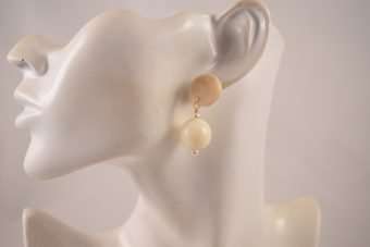 Alternative view of Orecchini Gaia bianco crema