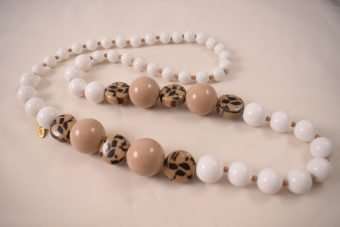 Alternative view of Collana Angela bianca-ghepardata lunga