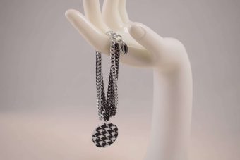 Alternative view of Bracciale Paola bianco nero pied de poule