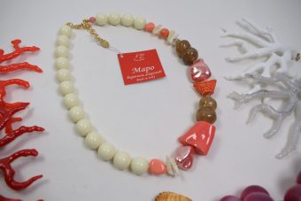 Collana Corinna bianco crema-corallo corta