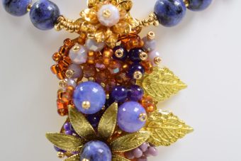 Alternative view of Collana Holly