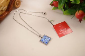 Alternative view of Collana Fantasy lunga blu bianca argentata