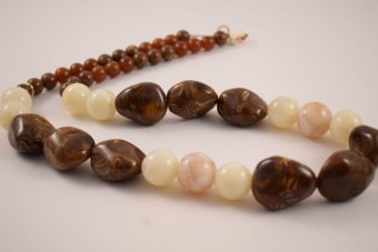 Alternative view of Collana Lola marrone-bianco