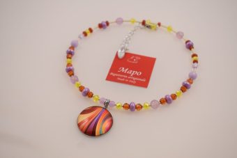 Alternative view of Collana Fiore corta argentata gialla, viola e ambra
