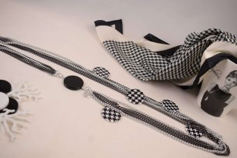 Alternative view of Collana Paola bianco nera pied de poule