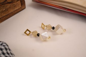 Orecchini Gaia piccoli bianco-nero