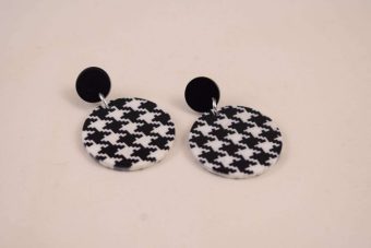 Alternative view of Orecchini Paola bianco nero pied de poule